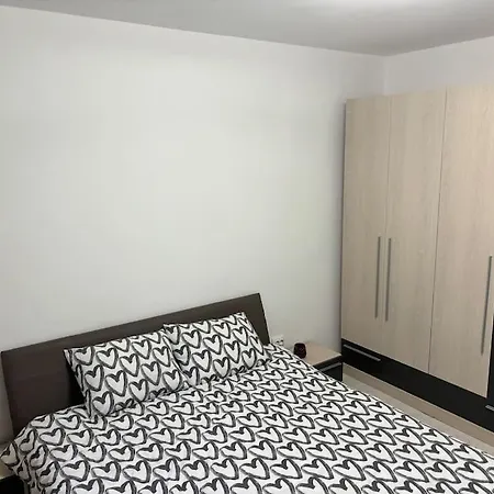 3 Decomandat 2 Bai, Parter * Bucharest